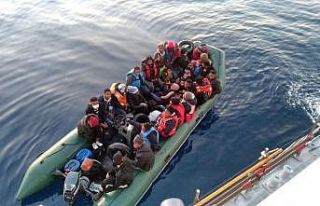 İzmir açıklarında 28 düzensiz göçmen kurtarıldı