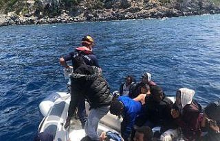 İzmir açıklarında 74 düzensiz göçmen kurtarıldı