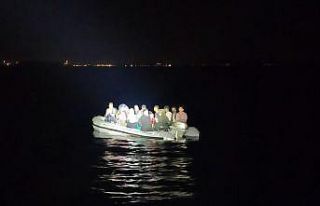 İzmir açıklarında lastik bottaki 23 göçmen kurtarıldı