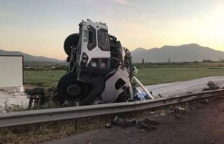 İzmir’de çimento yüklü tırın devrildi: 2 ölü