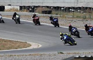 İzmir’de kadın motosikletçiler piste çıktılar,...