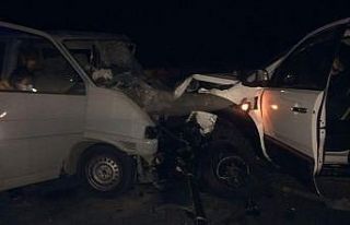 İzmir’de kamyonetle minibüs çarpıştı: 2 ölü,...