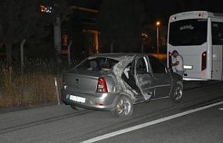İzmir’de servis aracı ile otomobil çarpıştı:...