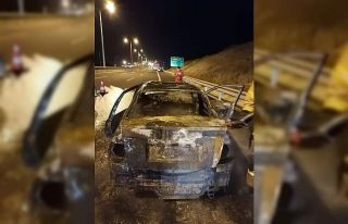 İzmir’de seyir halindeki otomobil yandı