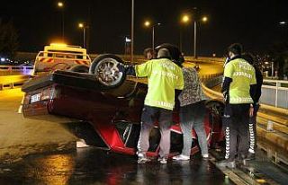 İzmir’de takla atan otomobilin sürücüsü yaralandı