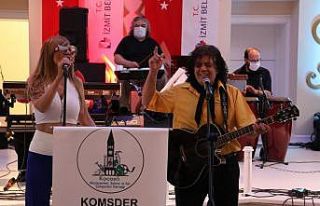 İzmitliler bayram coşkusunu müzisyenlerle yaşadı