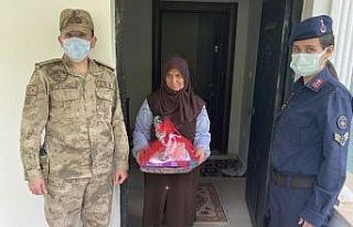 Jandarma anneler gününde şehit annelerini unutmadı