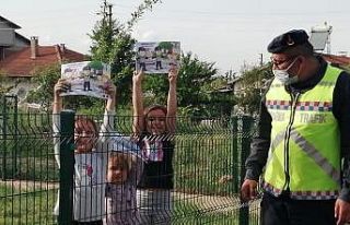 Jandarma ekiplerinden çocuklara boyama kitabı