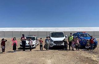 Jandarma hem kadınları bilgilendirdi hem çocukları...