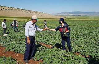 Jandarma tarladaki çiftçilerin gününü kutladı