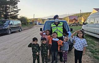 Jandarmadan çocuklara bayram hediyesi