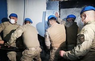 Jandarmadan duvar yıkımlı kumar baskını