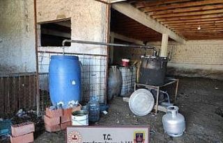 Jandarmadan kaçak alkol ve kenevir imalathanesine...