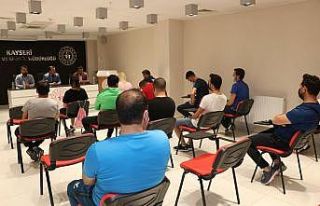 Kabakcı yüzme antrenörleri ile bir araya geldi