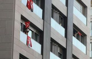 Kadıköy’de saat 19.19’da İstiklal Marşı balkonlardan...