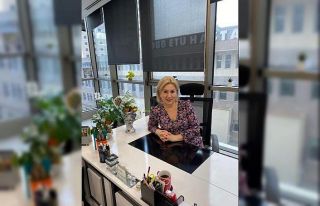 Kadın doktor kocası tarafından göğsünden bıçaklanarak...