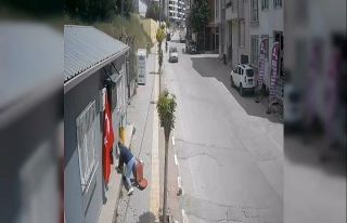 Kadın muhtar kendi düştü, bayrağı düşürmedi,...