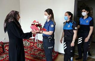 Kadın polislerden şehit annesine “Anneler Günü”...