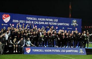 Kadınlar Ligi şampiyonu Beşiktaş kupasını aldı