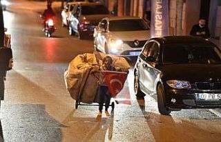 Kağıt topladığı arabası ve elinde Türk bayrağıyla...