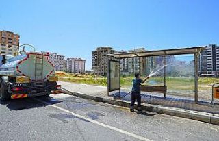 Kahramanmaraş’ta otobüs durakları temizlendi