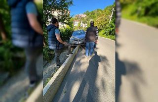 Kaldırımda asılı kalan otomobil uçuruma düşmekten...