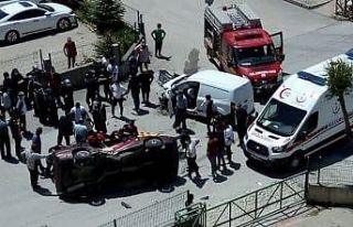 Kamyonet otomobille çarpıştı, 6 kişi yaralandı