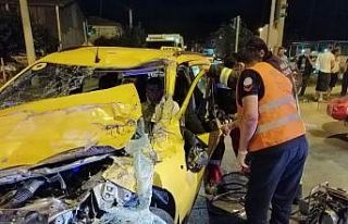 Kamyonete çarptı, araç içerisinde sıkıştı