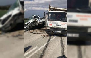 Kamyonetler çarpıştı, 2 kişi yaralandı