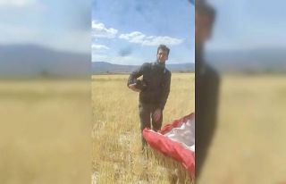 Kanadalı paraşütçü ekili tarlaya indi, çiftçinin...
