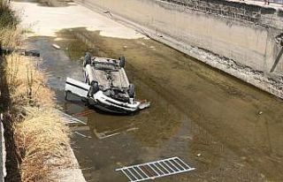 Kanala düşen otomobilin sürücüsü yaralandı