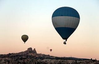 Kapadokya’da olumsuz hava şartları nedeniyle balon...
