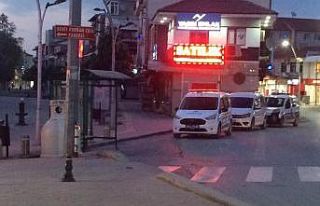 Kapalı olması gereken kahvehanede çay içen 14...