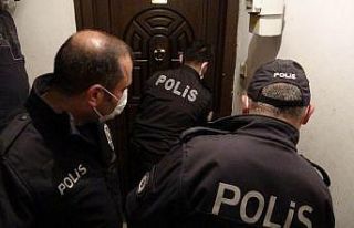 Kapısı kilitli evde ocakta unutulan yemek polisi...