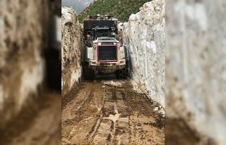 Kar kalınlığının 5 metreyi bulduğu yayla yolunda...