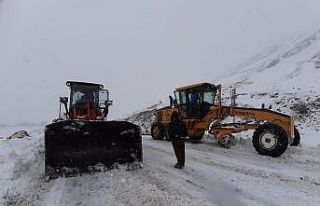 Kar yağışı altında yayla yollarını açmayı...