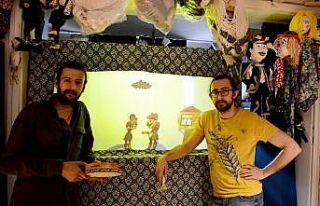 Karagöz ve kukla onlardan sorulur