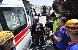 Karı koca çift şarampole devrilen otomobilde yaralandı