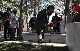 Kars Valisi Öksüz, Şehitliği ziyaret etti
