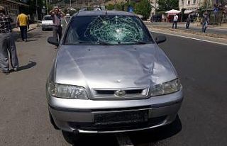 Karşıdan karşıya geçmek isterken otomobilin altında...