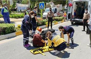 karşıdan karşıya geçmek isteyen kadına otomobil...