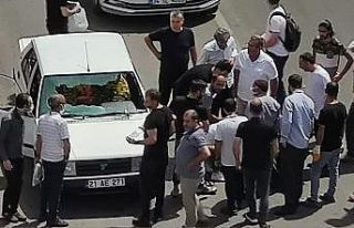Karşıdan karşıya geçmeye çalışırken aracın...
