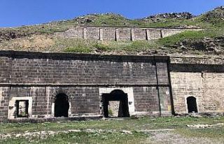 Kars’ta tarihi yapılar tek tek yok oluyor