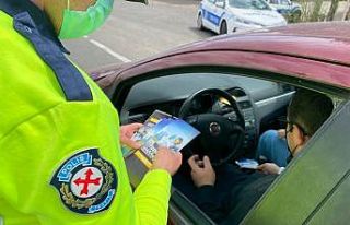 Kars’ta trafik ekipleri broşür dağıttı