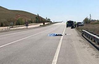 Kasksız motosiklete binen 18 yaşındaki genç canından...