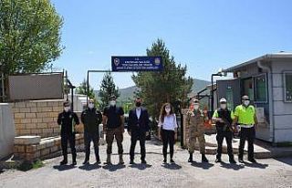 Kaymakam Çelik, görev başındaki personele bayram...