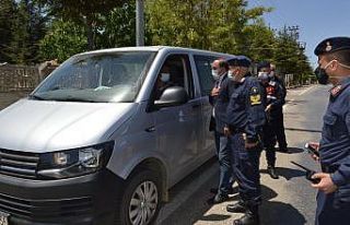 Kaymakam Demirkol’dan sürücülere çikolata ikramı
