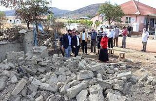 Kaymakam evi yanan vatandaşı ziyaret edip destek...