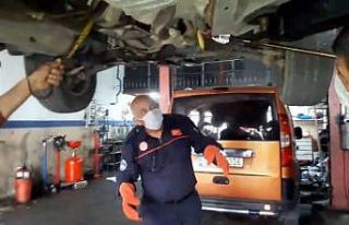 Kayseri’de otomobile giren 1 metrelik yılan itfaiye...