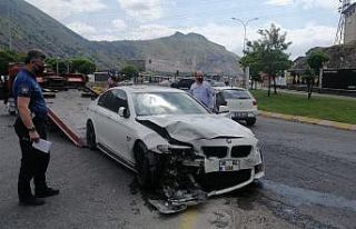 Kayseri’de yola kontrolsüz çıkan otomobil 2 araca...